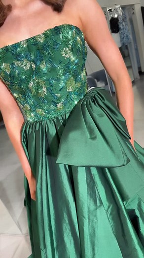 29 reactions | Fabulous green Ballgown  Size 67020 size 4 at $1098...