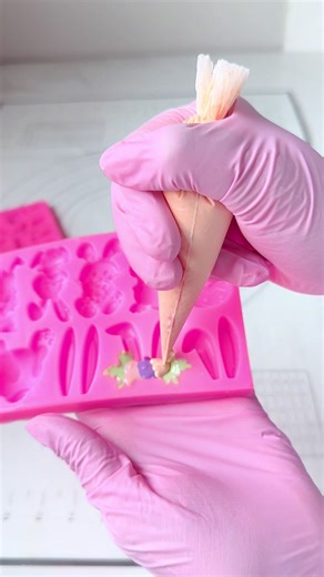 Let’s make an Easter bunny cake pop❤️😍🐰 #dippedtreats #chocolatecoveredtreats #cakepops #treattutorials #customtreats