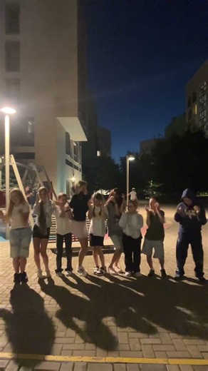 станцевали всем двором! как вам? #evaminuka #funny #comedy #блогер #minukashorts #юмор