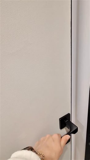 ДИЗАЙНЕР ИНТЕРЬЕРА | ЕВГЕНИЯ ИСТИНОВА| on Instagram: "Может ли медицинская кровать быть стильной? Да! Этот проект — доказательство того, что медицинский функционал может выглядеть как люкс-отель 5*. Что мы сделали: ✔️Скрытые технологии: Одна половина кровати — медицинская, с блоком управления. Все механизмы полностью спрятаны. ✔️Визуальный баланс: Объединили разные спальные места общим текстилем и терракотовыми акцентами. ✔️Архитектурный ритм: Деревянные жалюзи объединили шкафы и подоконник в це