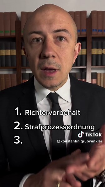 Wann darf die Polizei eine Hausdurchsuchung durchführen? Die Polizei darf eine Hausdurchsuchung durchführen, wenn ein richterlicher Durchsuchungsbeschluss vorliegt oder Gefahr im Verzug gegeben ist. Was ist Gefahr im Verzug? Gefahr im Verzug liegt vor, wenn ein Durchsuchungsbeschluss durch einen Richter nicht rechtzeitig eingeholt werden kann, ohne dass der Zweck der Maßnahme gefährdet wird. Das ist der Fall wenn ein Beschluss erst am nächsten Morgen zu bekommen wäre und bis dahin Beweismittelve