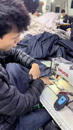 #Automaticbuttonmachine#одеждаfabрика #автоматическиешвейные машины#fábricaderopa #máquinasdecoserautomatizadas #Atelierdevestements #Machinesacoudreautomatiques #Bekleidungsfabrik #AutomatischeNämaschinen #衣料工場 #自動ミシン #의류공장 #자동재봉기#Automatic opensinglepiecebottom/sleevehemmer#Automaticbuttonhemmingoflegsinterlockmachine#Fábricaderopa#Confeccióndemoda#Produccióntextil#Manufacturadeprendas#Chrysanthemumshapedbuttonhole#Automaticpocketsetter#Doubleheadheattransfermachine#缝得快#缝得快自动化#automaticshirtsl