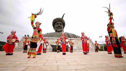 There is a popular saying among people of the ethnic Yi minority group, "The sound of flower-drums in every village shakes the mountain. Once you don't dance anyday, your feet will miss it." Flower-drum dance is a traditional folk performing art that integrates music and dance. Eshan Yi Autonomous County in southwest China's Yunnan Province is believed to be the hometown of this dance. It was first introduced to Eshan in 1898, late Qing Dynasty (1644-1911), and was popularized throughout the cou
