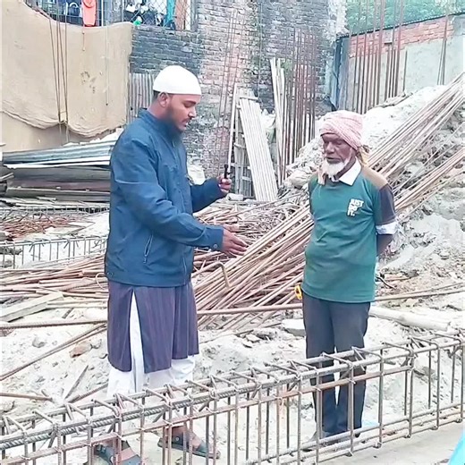 বিল্ডিংয়ের গ্রেড বিমের নিচে ইটের সলিং বা গাঁথুনি দেওয়ার মূল কারণ হলো রডের সঠিক কভার বা সুরক্ষা নিশ্চিত করা, শাটারিং-এ সিমেন্ট-পানি চুঁইয়ে যাওয়া রোধ করা, এবং বিম ঢালাইয়ের জন্য একটি মজবদ্ ভিত্তি তৈরি করা, যা কাঠামোর স্থায়িত্ব বাড়ায়, কারণ শুধু কাঠের সেন্টারিং অনেক সময় পর্যাপ্ত সাপোর্ট দেয় না এবং কংক্রিট মাটির সংস্পর্শে এলে আর্দ্রতা শুষে নেয়।