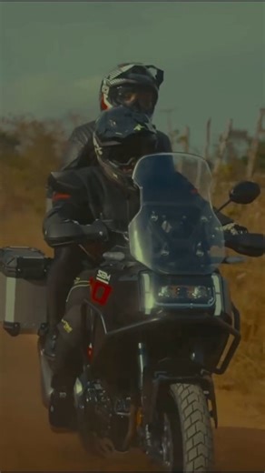 Chico Sepulveda on Instagram: "🔥A CARA DE GELADEIRA mais esperada do ano CHEGOU!😍SBM 400ss: Liberdade para explorar novos caminhos. Esse é o nosso novo modelo trail e chega com três anos de garantia e preço fixo em todo país. Para te acompanhar nas melhores aventuras, a SBM 400ss vem com motor bicilíndrico, 45,5 cv, freios com ABS de duplo canal e duplo disco na dianteira. Além disso, ela possui ainda iluminação full LED, painel TFT e trio de baú direto de fábrica. Acesse o site da Shineray do