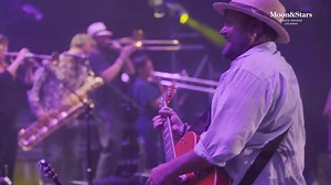 9.6K views · 294 reactions | Wenn Patent Ochsner und Stephan Eicher den Megahit «Scharlachrot» anstimmen, singt die ganze Piazza Grande mit – bis zum letzten Besucher. Gänsehaut! ❤ | Moon&Stars | Facebook