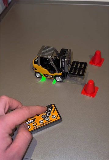 Chariot élévateur télécommandé pour les petits et grands enfants 👷‍♂️ ##jouet##télécommandé##chariotelevateur##offrespourtoi##pourtoi