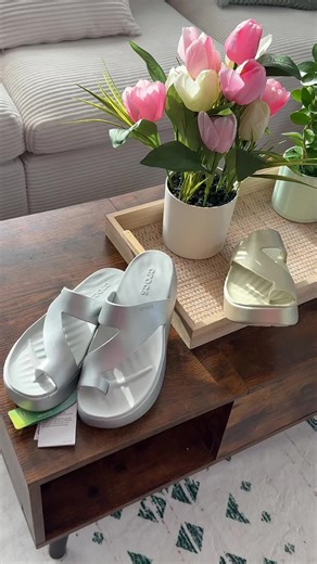 @Crocs just released the Getaway Toe Loop Sandals in the Metallica #crocs #crocssandals #metallicshoes #tiktokshopspringglowup #refreshedlook