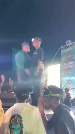 Mikozi Network on Instagram: "Ati Emtee yo atayamba kugona pa stage chinachitika ndi chani ? Basitu anamutengapo ena kukamugonetsa ku chipinda. Oyimba nawo ndi anthu amatopa"