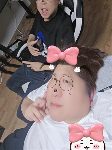 I'm creating a computer game room where I can comfortably play with my friends.