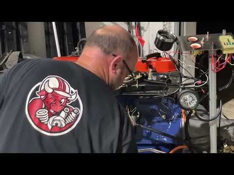 Rusty muscle car garage Using a vacuum gauge & timing light to set the distributor & Holley
