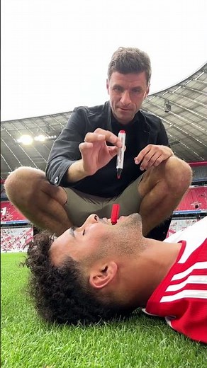 ‪@YounesZarou‬ kommt schon auf verrückte Ideen für Videos 😀 #shorts #fcbayern #yzfamily #esmuellert