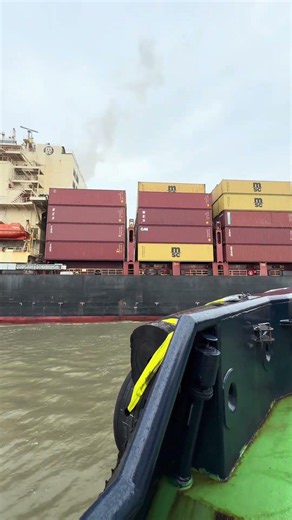 Bringing her in #sailing #liverpool #ship #towage #tugboat