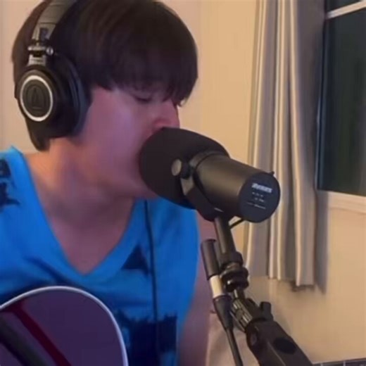 Falando de pessoa que cresceu com padrasto músico. São timbres e níveis diferentes de evolução. Gawin antes de ator é músico, logo estuda e treina vocalmente desde novo. O Khaozinho fez o caminho contrário, é ator que tá evoluindo musicalmente. Não vamos comparar, só apoiar os 2