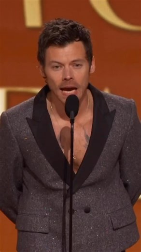 And the Grammy goes to : @BadBunnyPR marque l’histoire de la musique en devenant le premier artiste à remporter le prix du meilleur album aux Grammy Awards 2026, grâce à un disque en espagnol « DeBÍ TiRAR MáS FOToS ». Video : @cbstv | Vogue France