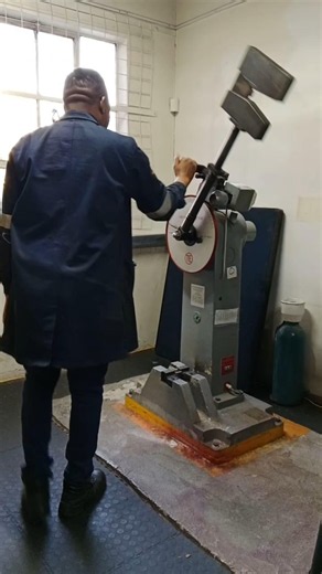 DROPPING IMPACT MACHINE HAMMER FOR FLEXION TOUGHNESS BAR TEST AT ROOM TEMPERATURE IN LABORATORY