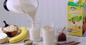 Smoothie making just got a little smoother. Try the new Almond Breeze Almondmilk Blended with Real Bananas. bit.ly/2AC8mai | Blue Diamond Almond Breeze