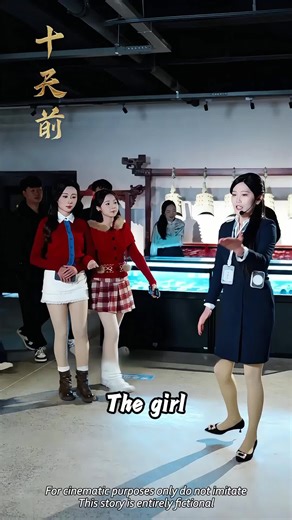 Her best friend just casually took a photo in the museum and miraculously lost ten pounds. #chinesedrama