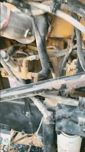 “Checking Truck Oil Level | Real Quick Maintenance 🚛”