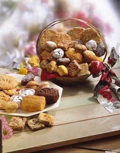 How to Sell Gift Baskets From Home to Make a Profit