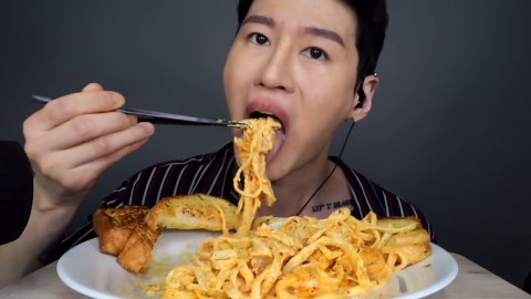 ASMR KIMCHI BACON PASTA + GARLIC BREAD BIG BITES