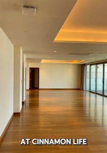 4-Bedroom Luxury Penthouse at Cinnamon Residence, Colombo 2 Located above the 35th floor, this stunning 4,700 sq. ft. home features: \t•\tSpacious living & dining \t•\t4 bedrooms | 4 bathrooms \t•\tOffice room storage space \t•\tOpen & wet kitchens \t•\tMaid’s room laundry \t•\tPrivate lobby & TV lounge \t•\t3 parking slots Enjoy breathtaking views of the sea, harbor, and Port City! Perfect for luxury city living. Contact us: 📞 0767773247 / 0775990539 ⸻ #PenthouseForRent #CinnamonResidence #Col