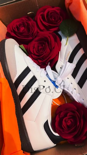 DisPo.CI on Instagram: "Pour cette Saint-Valentin, offrez l’indémodable. Nous avons associé l’icône Adidas Samba OG à l’élégance des roses rouges pour créer le cadeau parfait. Un classique du streetstyle qui fera battre son cœur à chaque pas. Pourquoi elle va craquer ? • ✨ Le design rétro-chic qui va avec toutes les tenues. • 🕊️ Un symbole d’attention qui dure bien plus longtemps qu’un simple bouquet. • ❤️ Le combo blanc/cuir/daise rehaussé par l’éclat du rouge. 📍 Disponible dès maintenant en 