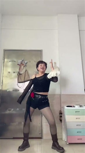 Empress' Dance Challenge: Bully Screens & Girls Singing Hit Songs