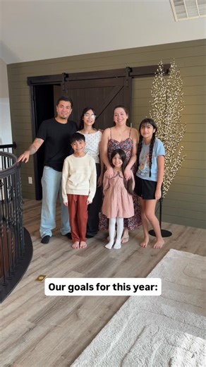 Lesly Almanza on Instagram: "What are some of your goals for this year?? ☺️"