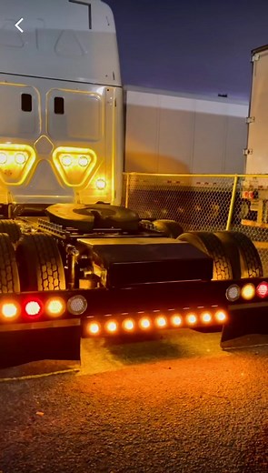 Custom Freightliner Cascadia Showcase with Dual Exhaust