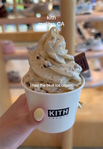 📍kith in malibu california got the vanilla w/cocoa puffs & chocolate chips #kith #icecream #malibu #froyo #malibueats