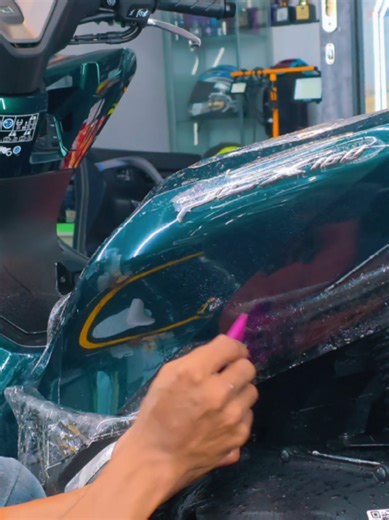 PPF (Paint Protection Film) self-healing adalah lapisan film poliuretan (TPU) transparan yang mampu memperbaiki goresan ringan secara mandiri (self-heal) saat terpapar panas, seperti sinar matahari atau air hangat. Fitur ini menghilangkan baret halus (swirl marks) dan goresan ringan pada lapisan pelindung, menjaga bodi kendaraan tetap mulus, mengkilap, dan terlindungi dari kerikil serta kotoran. Cara Kerja dan Keunggulan Self-Healing PPF: Mekanisme Panas: Saat tergores, struktur molekul lapisan 