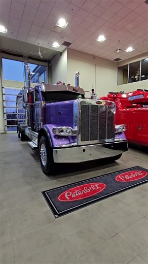 Exploring the Peterbilt 589 Truck Model