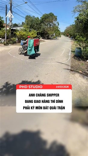 Anh chàng đang giao hàng thì dính phải kỳ môn bát quái trận