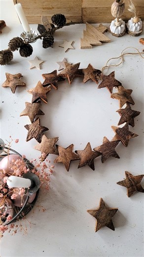 Dani 🧚 on Instagram: "⭐️Coconut Stars⭐️ Zum #Freitagsrock gibts heute meinen #easypeasy Kokossternenkranz: Kennt Ihr diese Sterne aus Kokosnussschalen vom Discounter? Damit lassen sich mit einem Holzring oder Stickrahmen und etwas Kleber ganz #einfachundschnell adventliche Sternenkränze basteln😊- auch geeignet als nettes Mitbringsel, oder? Rockt gut ins baldige Wochenende! Mich hat leider die Bronchitis wieder hingestreckt- Arbeiten und Weihnachtsfeier gestern war wohl doch etwas zuviel...dabe