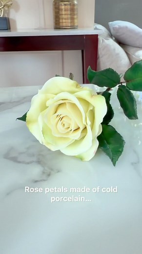 Rose petals made of cold porcelain… Each one shaped by hand, with patience and care. I lay them out gently — from the smallest to the largest, making sure every petal finds its perfect place, just like in nature. Then I add a thin layer of glue… and start bringing the flower to life. One by one, the petals come together, forming those soft curves that make a rose so graceful. I follow the true botanical structure — every detail matters to keep it real. Each layer adds breath, movement, and shape