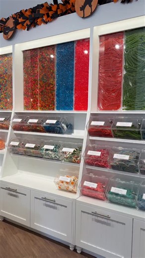 🎡🎢Our.Knotts.Adventure🎢🎡 on Instagram: "The Candy shop has reopened with a whole new look and a new name, The Sweet Spot! They have taffy, candy, fudge, fresh popcorn, caramel apples, and all sorts of new treats! It’s a huge upgrade and looks great! Located right next to Cordy’s Corner. #knottsberryfarm #themepark #sixflags #knotts"