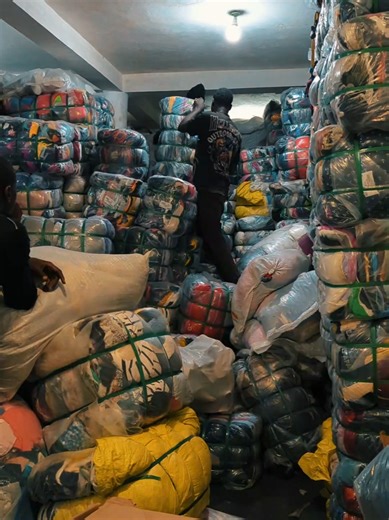 Du stock réel, trié et rangé — pour servir les revendeurs avec des infos claires et un service sérieux. Catégories : Femme • Homme • Bébé/Enfant • Maison Qualités : Crème • 1er choix • Fin de série Formats : Ballots (gros) • Demi-gros dès 5 kg • Détail Dépôt : Yoff (Dakar) — vous pouvez voir avant d’acheter WhatsApp : 77 778 52 98 Écrivez “BALLOT” votre catégorie votre budget pour connaître les disponibilités. ✅ Abonnez-vous à la page pour ne pas rater les prochains arrivages. #Fripelux #Fripelu