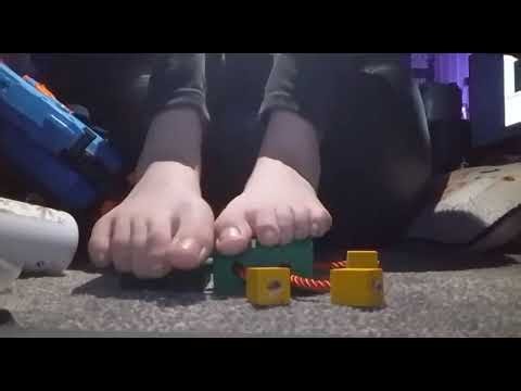A giantess giving a Foot message to a customer