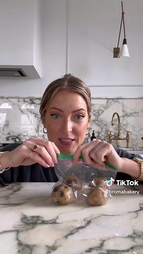 where my human vacuum seals at? #cookiestorage #cookies #cookiedough #...