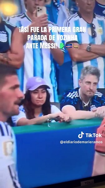 Lionel Messi tuvo una de las primeras oportunidades más claras del partido con un tiro libre que buscaba sorprender. Aunque el remate no llevaba toda la potencia habitual, el arquero de Cabo Verde, Vozinha, respondió con seguridad y se quedó con el balón, firmando su primera intervención importante frente al capitán argentino. Un duelo que muchos soñaban ver y que comenzó con el guardameta haciéndose sentir desde el arranque. #CaboVerde #Messi #Vozinha #WorldCup2026 #FIFAWorldCup