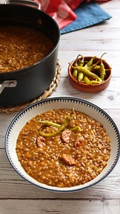 LENTEJAS CON ARROZ. INGREDIENTES PARA 4-6 PERSONAS: 1’5 l de agua 400 g de lentejas 100 g de arroz 100 g de chorizo 1 cebolla ½ puerro 1 zanahoria 1 rama de apio 1 pimiento rojo 2 dientes de ajo 1 cucharadita de pimentón Aceite de oliva Sal y pimienta ELABORACIÓN: En una cazuela vierte las lentejas, añade la cebolla, el puerro, el pimiento rojo, la rama de apio y la zanahoria todo entero, pelado y lavado. Cubre con agua y añade un poco de sal y pimienta. Introduce el chorizo y cocina a fuego med