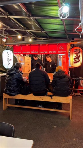 グルメラボ【JAPAN】 on Instagram: "非加熱かえし×低温鶏油が覚醒…“香りで食わせる”極上特製醤油らぁ麺 【屋台らぁ麺 とき々】 山梨・甲府の夜に現れる屋台ラーメン。非加熱のかえしと低温調理の鶏油が生む、立ちのぼる香りが主役の一杯。醤油の輪郭が際立つスープに、喉ごしの良い麺が絡み、ひと口ごとに余韻が広がる。屋台の空気感と店主の人柄も相まって、記憶に残る味わい。 📍山梨県甲府市上阿原町581 ⏰18:00–23:00（火〜土）／日・月休 [Yamanashi] Yatai Ramen Tokidoki A fragrant shoyu ramen built on unheated soy sauce and low-temp chicken oil. Subtle, aromatic, and unforgettable. #屋台ラーメン #japanesefood #山梨グルメ #グルメラボ"