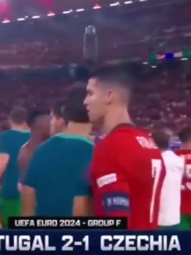 لم يكن مستغربًا تجاهله للاعب منتهي فهو ومعظم اللاعبين البرتغاليين يعرفون جيدًا حقيقته..الجميع يدرك أخلاقه وتعاليه على زملائه، ويتذكرون كيف حاول سرقة هدف زميله في المونديال وكيف انتقد جوتا ذات يوم رغم صناعته هدف التأهل للمونديال ، بل ولم يحتفل حتى بالتأهل.ولا يُنسى أيضًا امتعاضه من تتويج بيرناردو سيلفا بجائزة أفضل لاعب.. وكأن النجاحات يجب أن تُنسب له وحده.هو بغروره لم يحظى بالحب والاحترام من لاعبين البرتغال وهذه ضريبة النرجسية 🤷🏻‍♂️
