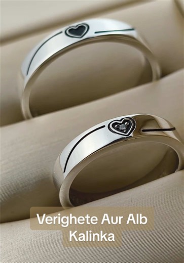 Verighete din aur alb model Kalinka, cu insertii elegante de negru si inimioara centrala – un detaliu special care reprezinta iubirea si legatura dintre doi oameni. Modelul se poate realiza si din aur roz sau aur galben si se poate personaliza in functie de preferintele viitorilor miri. De asemenea, verighetele pot fi realizate cu diamante sau cu pietre semipretioase, pentru un plus de stralucire si eleganta. Un simbol al iubirii, al promisiunii si al unei vieti impreuna, perfect pentru ziua cea