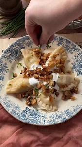 Pirohy plnené zemiakovo-bryndzovou plnkou Cesto : 500g hladkej múky 00 240-260ml vlažnej vody 1 vajíčko 1čl soli 2-3PL oleja Plnka : 700g zemiakov najlepšie C 2 väčšie cibule 150g bryndze 50ml sladkej smotany 33% 1PL majoránky Soľ, korenie podľa chuti Dodatok : 200g slaninky 250ml kyslej smotany trochu mlieka na zriedenie Pažítka Do väčšej misy pridáme múku, soľ a zmes premiešame. Ďalej pridáme vajíčko, olej a vodu. Vypracujeme cesto, ktoré by malo byť jemné a elastické. Ja som ho ručne miesila 