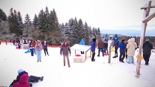 ❄️ WOW ! Immersion totale à la Station de ski de la Baraque de Fraiture, en Ardenne belge 🇧🇪 Neige à perte de vue, ambiance carte postale… Et surtout : la luge en folie 🛷🔥 En famille, entre amis, rires garantis dans un décor grandiose. Un reportage au cœur de l’action, là où la neige devient un vrai terrain de jeu. 👉 Prêts à glisser avec nous ? 😄❄️ INFOS : La Station de la Haute Ardenne / SKI action (ski baraque fraiture) | Hello Ardenne