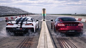 1,064 HP Chevrolet Corvette C8 ZR1 vs Tesla Plaid drag race