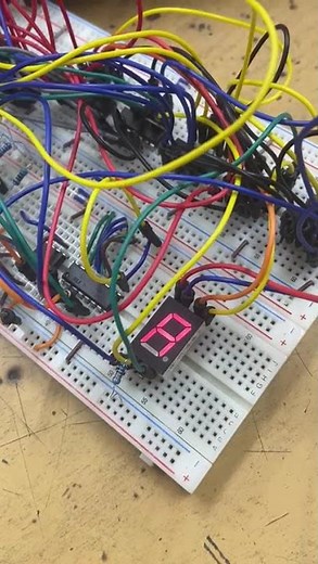 Circuito con nombre elaborado con display catodo y compuertas timer 555 y contador 74192