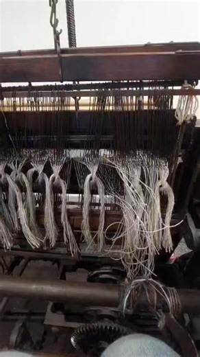 A different technique video I haven't shared for a looong time! This is redrafting, Martha did it carefully so you guys can hopefully see what's happening. Turning the loom from a plain twill to a 32 x 32 herringbone. This involves reversing the order of every other 32 threads by swopping the pairs over - 1/2 and 3/4. 2 stays threaded, 1 is unthreaded, 2 is pulled behind 1, 1 is rethreaded - order reversed! Same for 3/4. On a wooden loom this is done by changing the order the heddles are lifted 